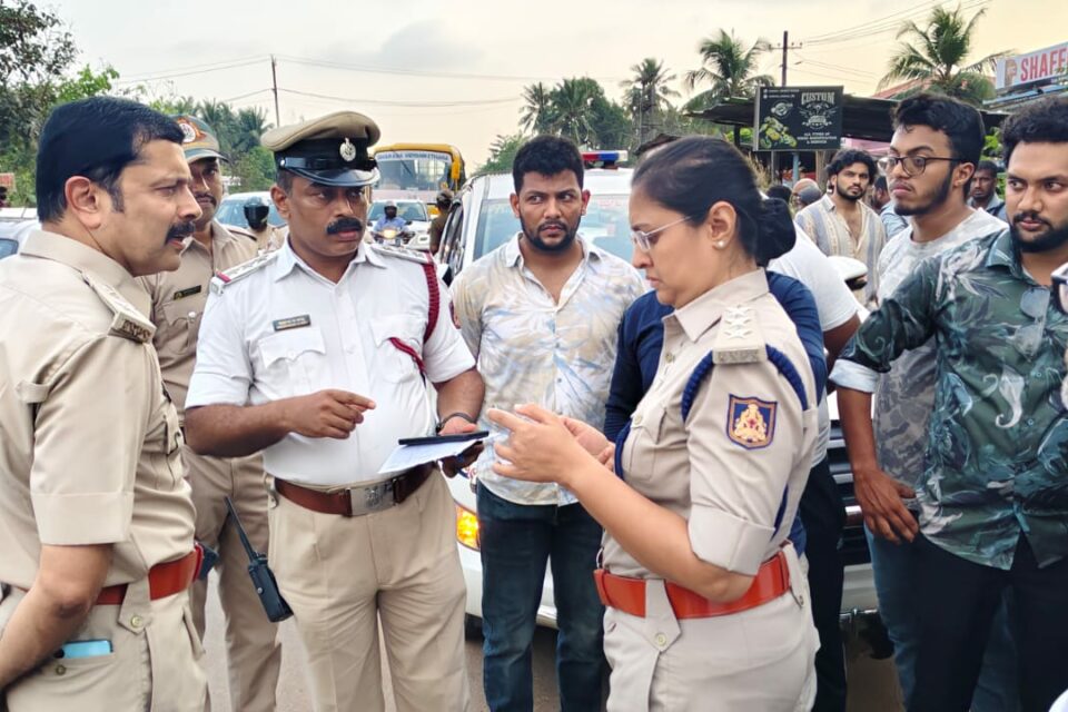 ಕಲ್ಲಾಪುವಿನಲ್ಲಿ ಪಾದಚಾರಿಗಳು, ವಾಹನ ಸವಾರರು ಮೈಮರೆತರೆ ಹೊಂಡಕ್ಕೆ ಗ್ಯಾರಂಟಿ !