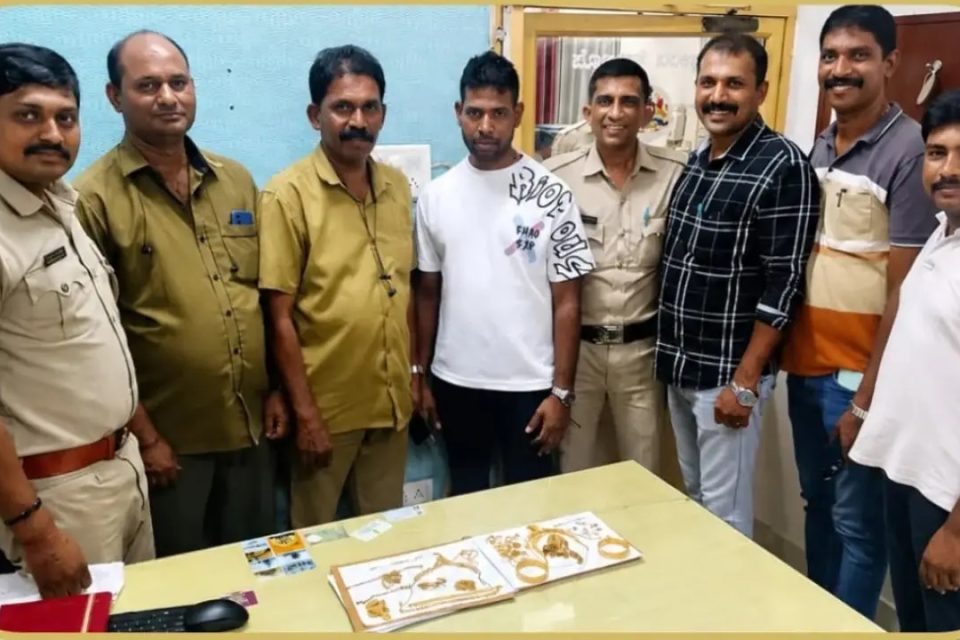 ಆಟೋದಲ್ಲಿ ಮರೆತಿದ್ದ ₹25 ಲಕ್ಷ ಮೌಲ್ಯದ ಚಿನ್ನಾಭರಣವಿದ್ದ ಬ್ಯಾಗ್ ವಾರಸುದಾರರಿಗೆ ಹಸ್ತಾಂತರ!